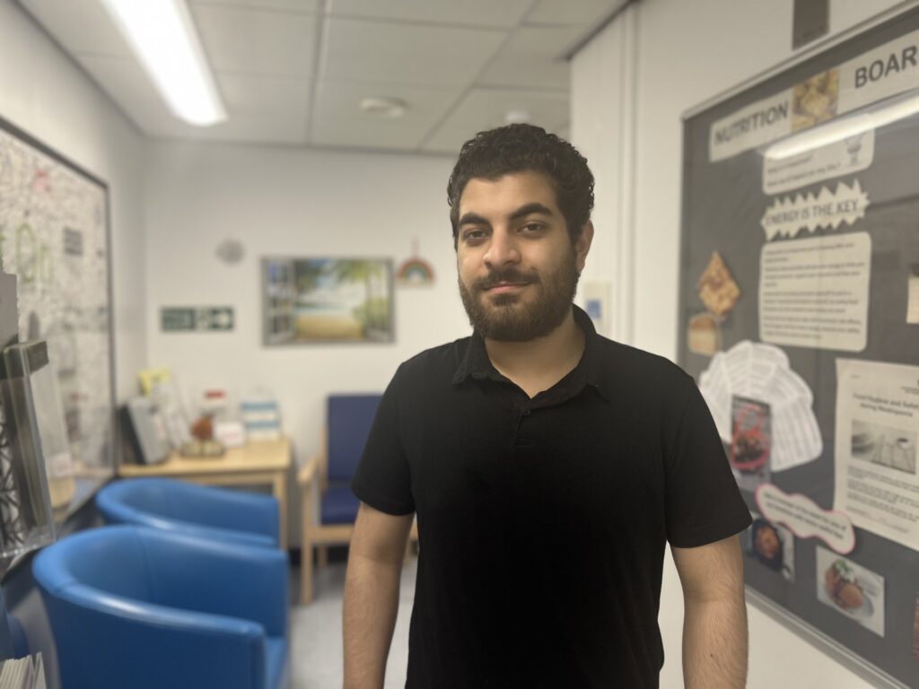 Image of patient Emirhan Ulgen standing in a waiting room.